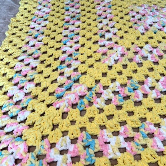 CROCHET BABY BLANKET PASTEL MULTI COLOR GRANNY SQUARE vintage chenille yarn supe - Picture 2 of 8